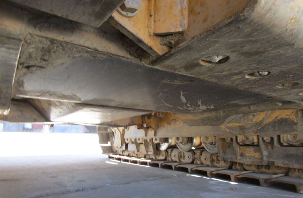 2012 CAT D6T XL. Underbody protection.