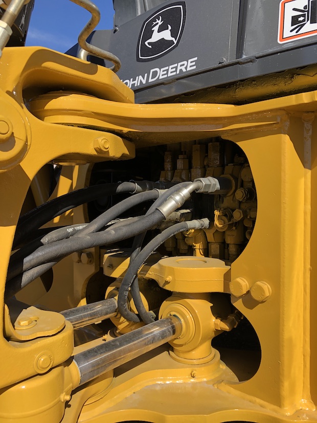 2013 John Deere 310K EP. Rear main hydraulic connections.