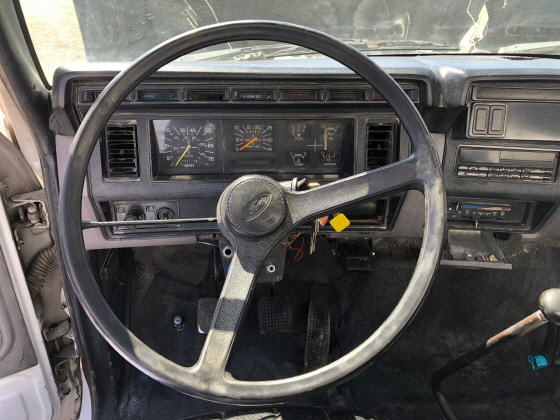 1999 Ford F800 Water Truck. Steering wheel.