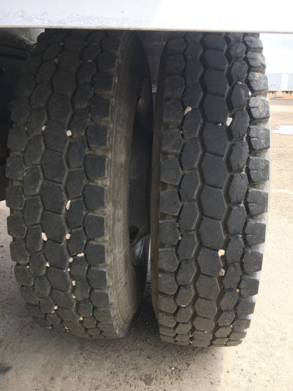 1999 Ford F800 Water Truck. Driver side rear tires.