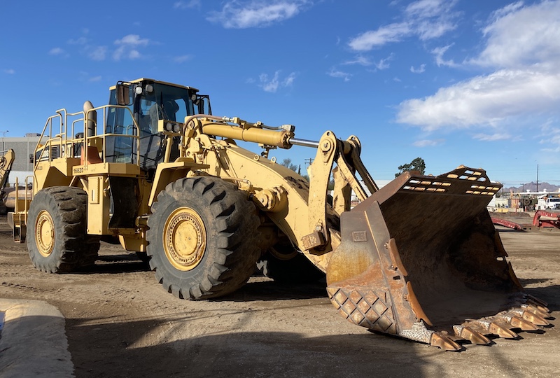 2000 988G Wheel Loader. Front right view.